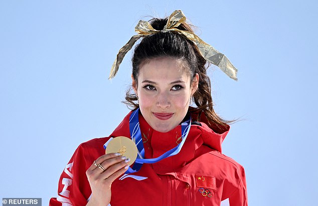 Vừa trở thành VĐV trượt tuyết vĩ đại nhất lịch sử Olympic, Eileen Gu lại "càn quét" sàn catwalk, đẳng cấp khó ai sánh bằng- Ảnh 1.