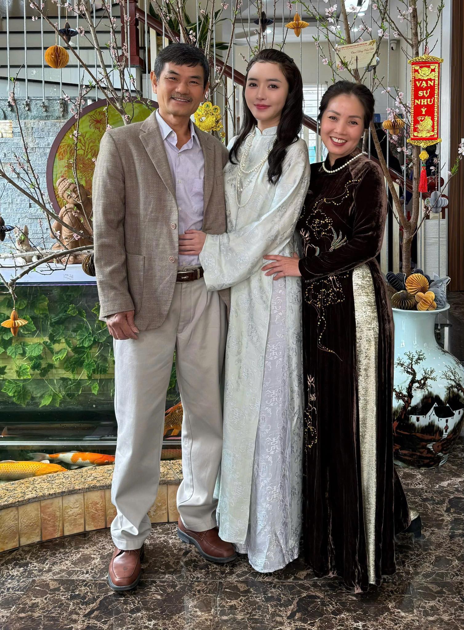 Cặp chị - em Vbiz bí mật hẹn hò nhưng cả nước ai cũng biết, gia đình làm lộ chuyện đãi cưới 2000 khách?- Ảnh 2. Cặp chị - em Vbiz bí mật hẹn hò nhưng cả nước ai cũng biết, gia đình làm lộ chuyện đãi cưới 2000 khách?- Ảnh 2.