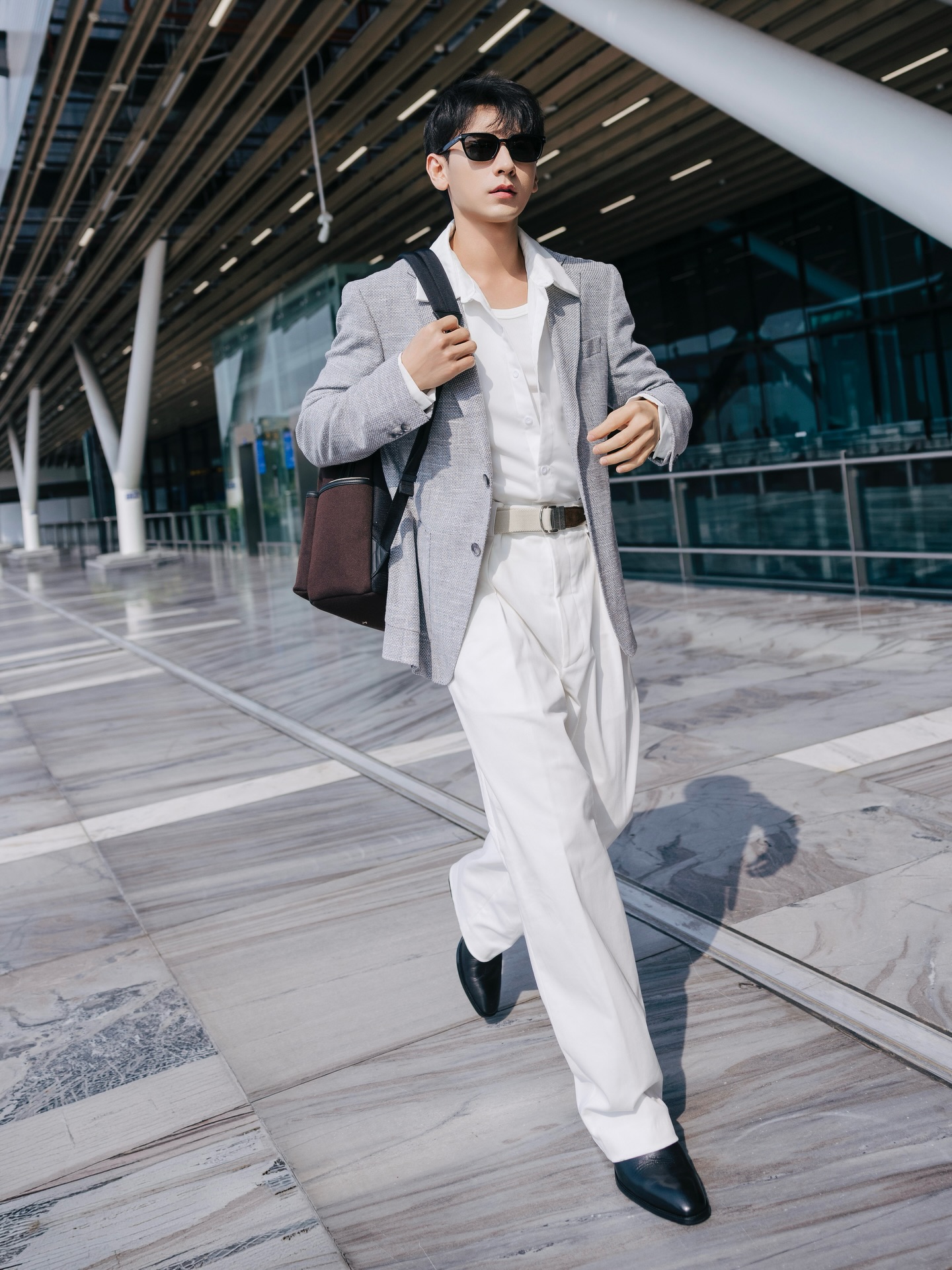 Nam thần kh&ocirc;ng tuổi Việt Nam khiến c&otilde;i mạng dậy s&oacute;ng khi đọ độ bảnh c&ugrave;ng David Beckham tại Milan Fashion Week- Ảnh 1.