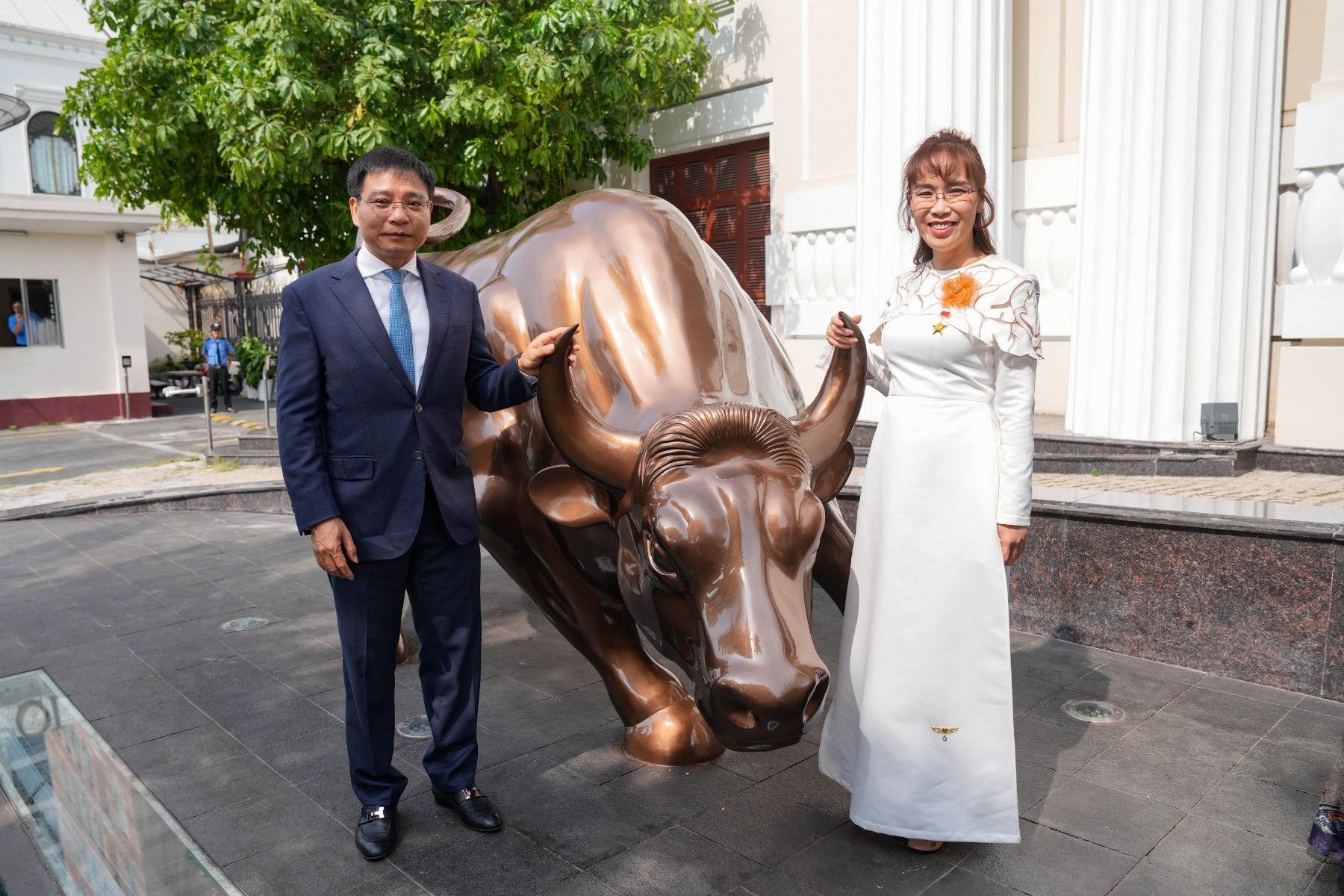 Bộ trưởng Tài chính Nguyễn Văn Thắng và tỷ phú Nguyễn Thị Phương Thảo đánh cồng khởi động HOSE, thị trường bật xanh - Ảnh 1.