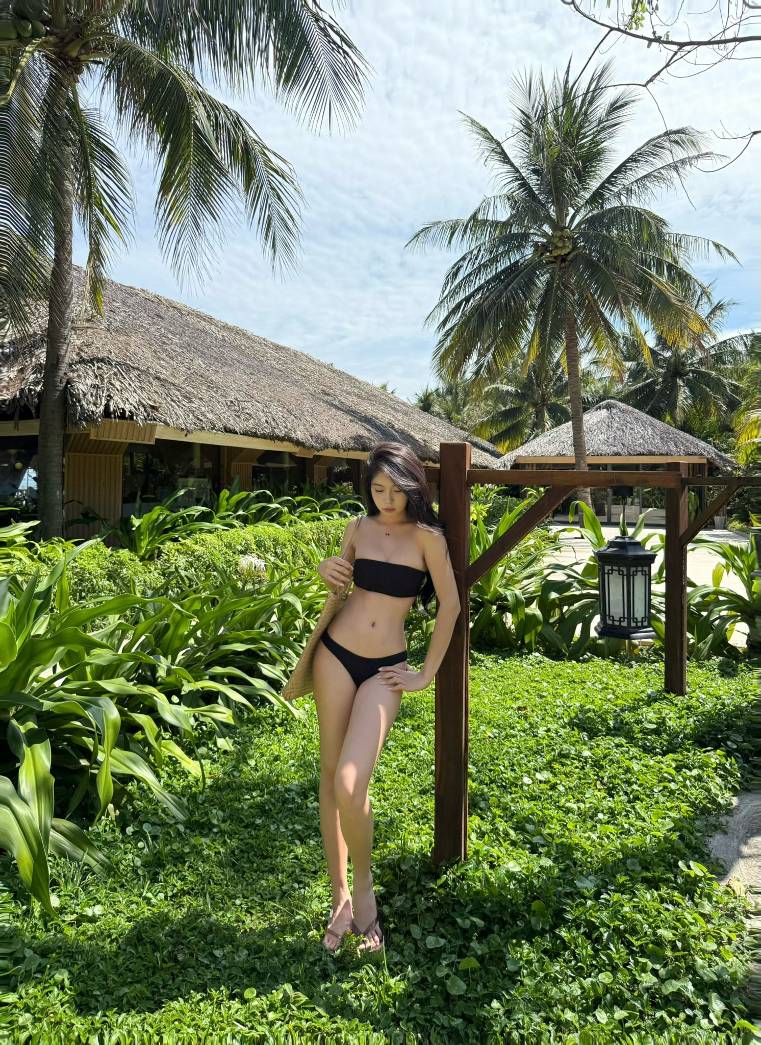 Đón hè sớm, hot girl diện bikini táo bạo khiến CĐM mê mệt - Ảnh 1.