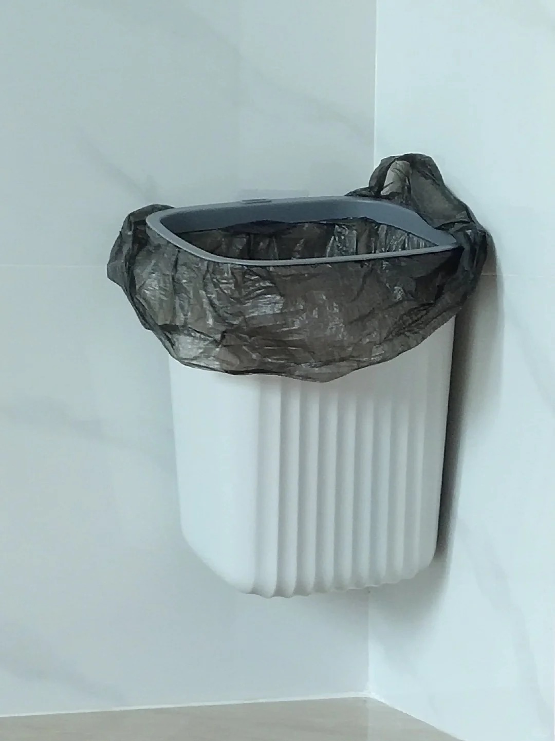 Treo lên thay vì để xuống: 12 cách sắp xếp “không tốn tiền” của giới trẻ giúp nhà gọn hẳn, việc nhà giảm một nửa- Ảnh 3.