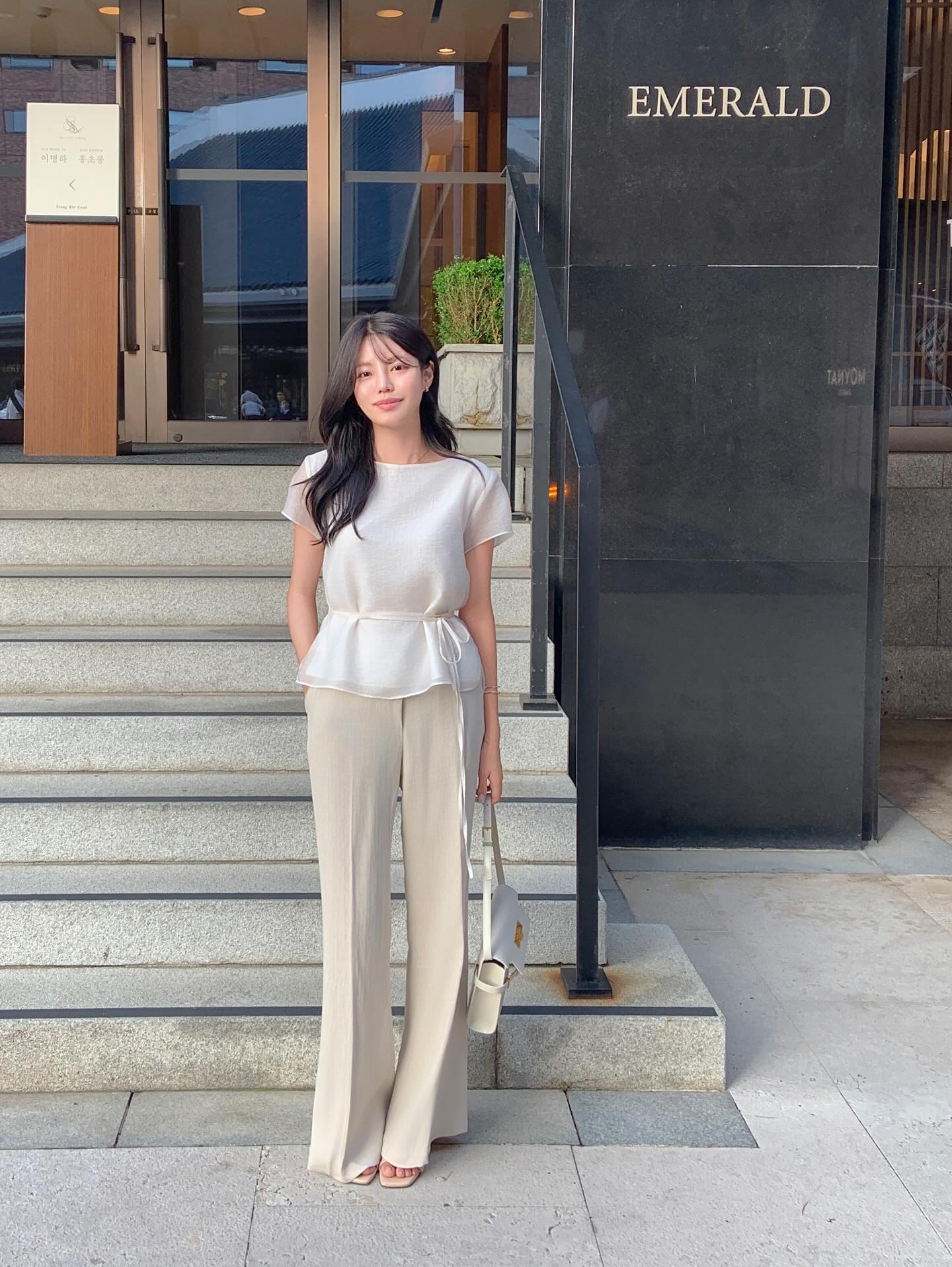 5 mẫu áo xuân hè đẹp hoàn hảo khi phối cùng quần ống rộng- Ảnh 1.