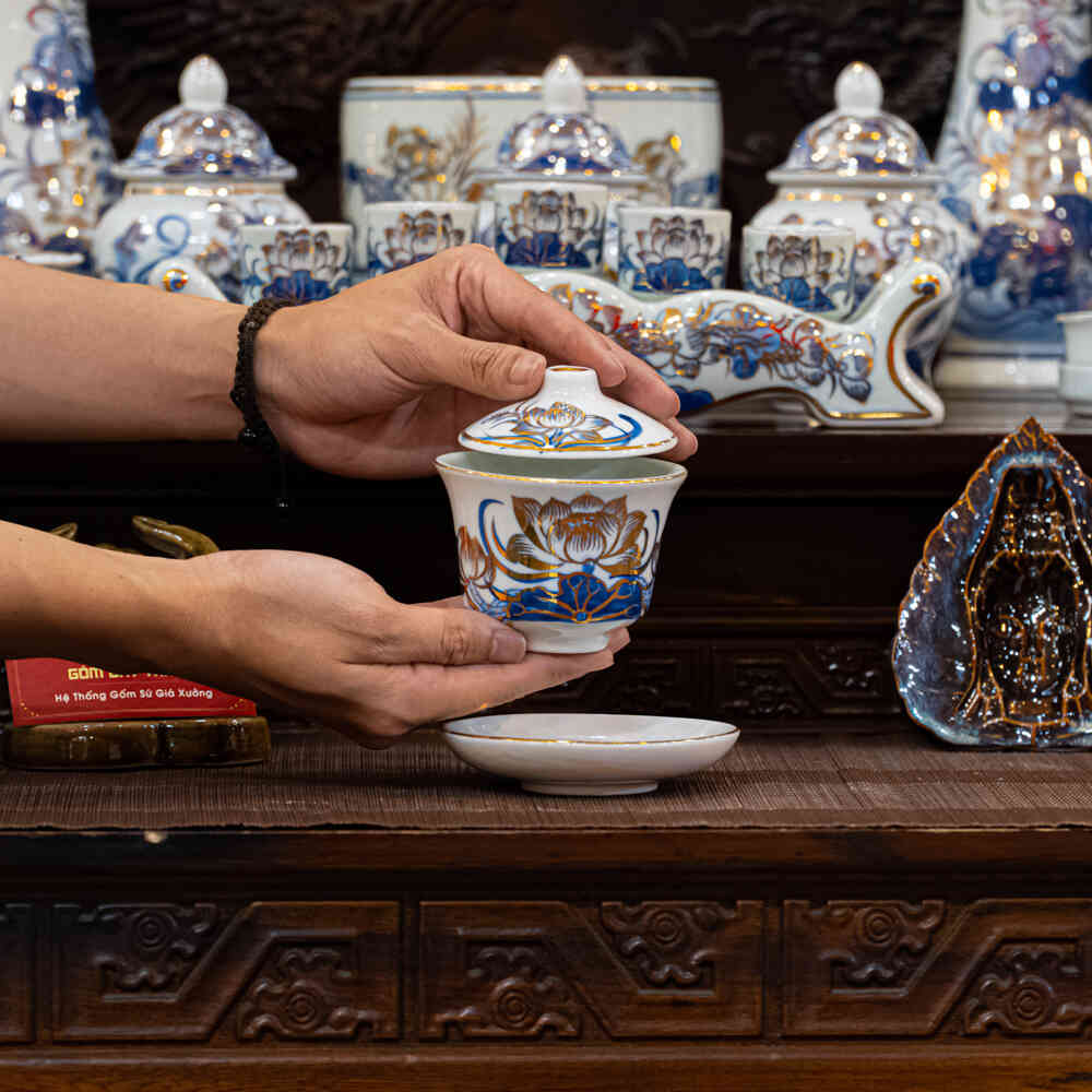 Vật đặt ngay cạnh bát hương nhưng ít được để ý: Nhiều nhà dùng sai cách mà không biết- Ảnh 2.