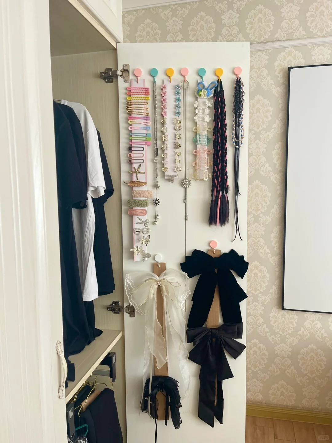 Treo lên thay vì để xuống: 12 cách sắp xếp “không tốn tiền” của giới trẻ giúp nhà gọn hẳn, việc nhà giảm một nửa- Ảnh 11.