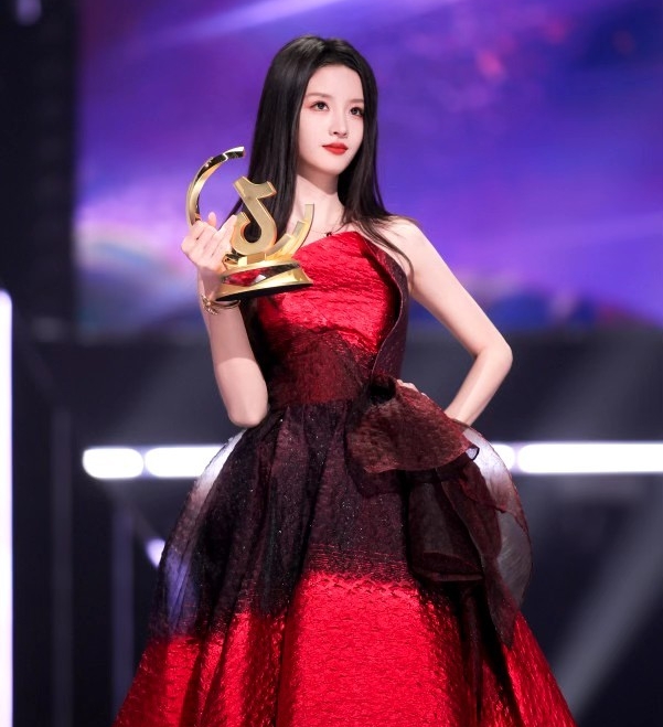 Ngắm dung mạo này sẽ hiểu vì sao "chúng sinh không bình đẳng":Nhan sắc sinh ra ở vạch đích, lấy hết tinh hoa trên đời- Ảnh 4.