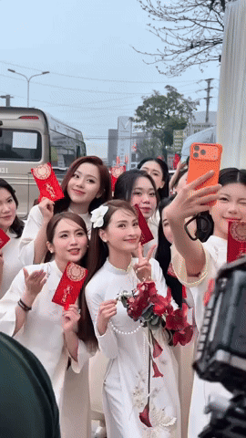 Tuyển thủ Đức Huy và MC Mù Tạt cực tình trong lễ cưới, cô dâu rạng rỡ như hoa giữa dàn phù dâu xinh đẹp- Ảnh 2.