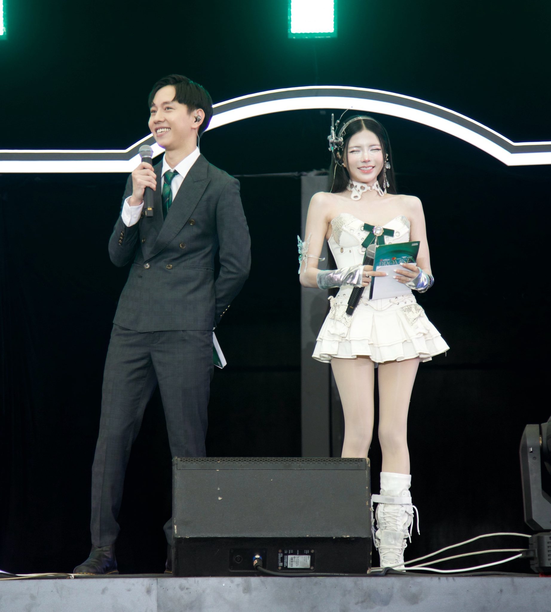 Văn Tùng khiến Mai Dora khóc nấc trên sân khấu? Cộng đồng mạng hốt hoảng không rõ chuyện gì đang xảy ra? - Ảnh 1.