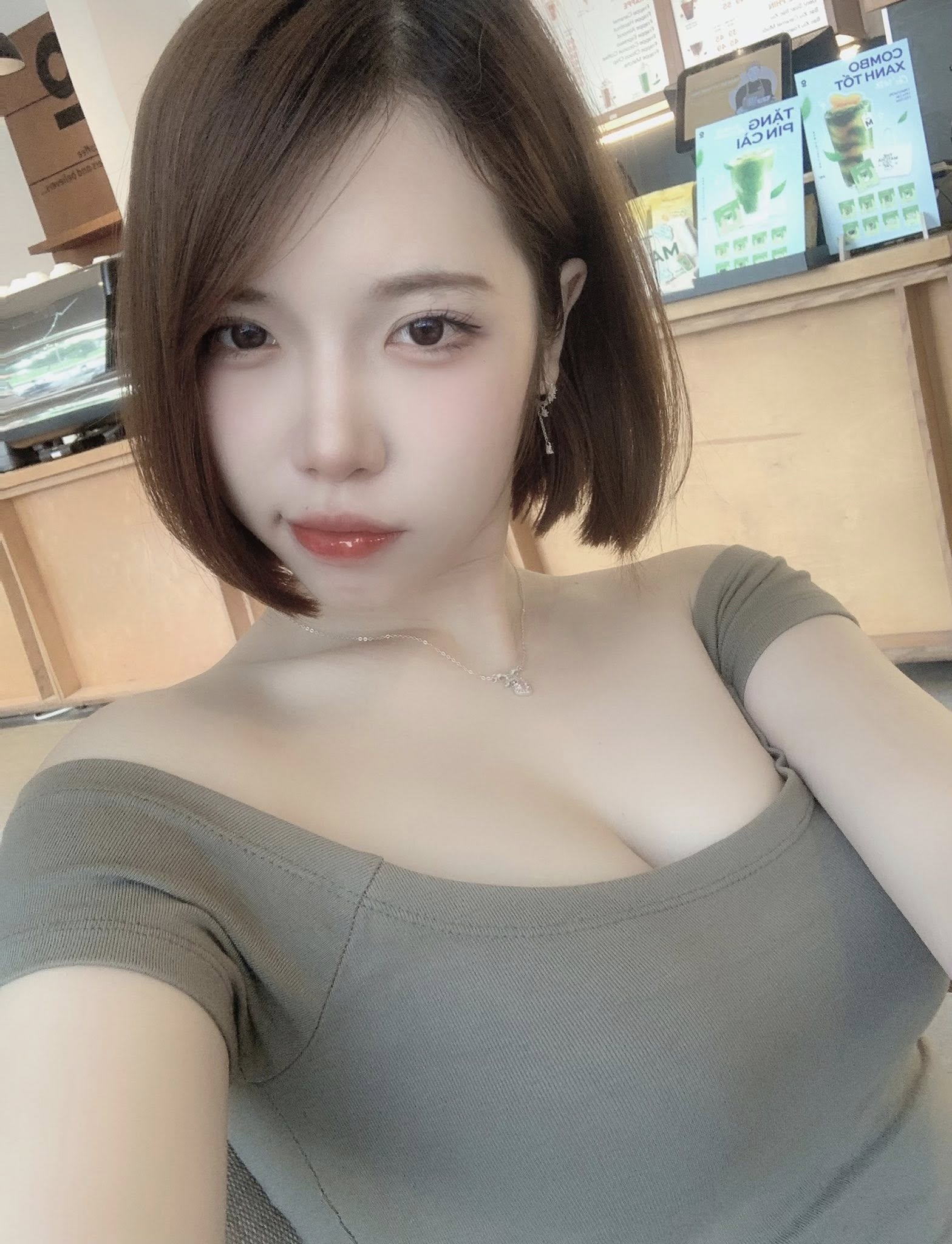 Lên đồ đi chơi và "đi bay", nữ tiếp viên hàng không dễ dàng "đánh gục" vô số anh em game thủ- Ảnh 1.