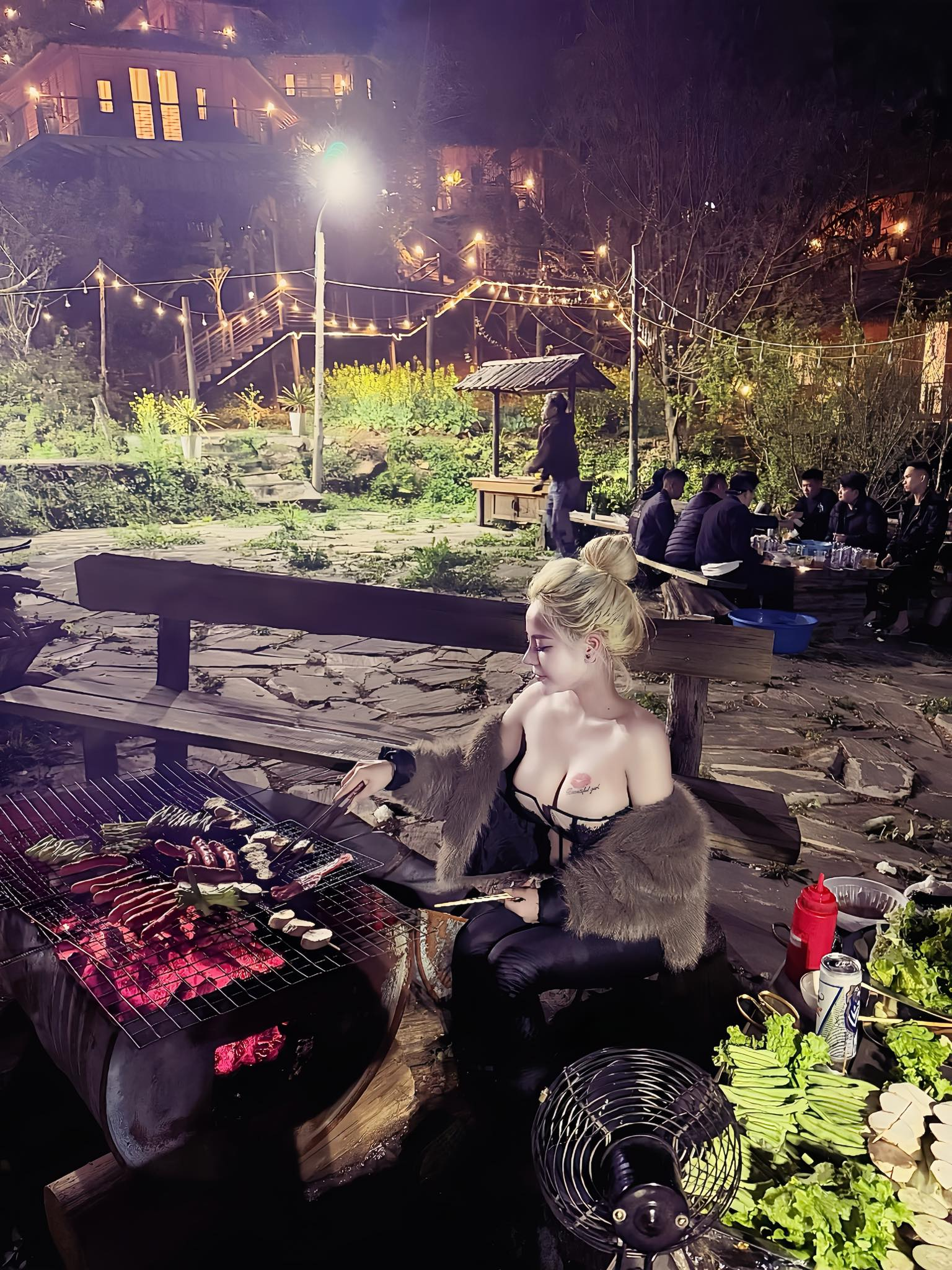 Ngồi nướng thịt, hot girl bất ngờ "viral", được vô số anh em lan truyền hình ảnh khắp MXH- Ảnh 1.