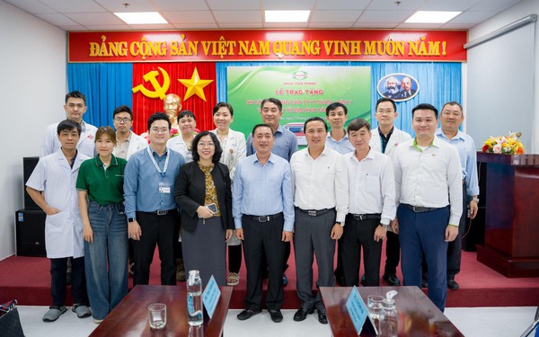 Nhựa Tiền Phong trao tặng 2 xe cứu thương hơn 2 tỷ đồng, tăng cường năng lực cấp cứu tại đặc khu Côn Đảo- Ảnh 1.