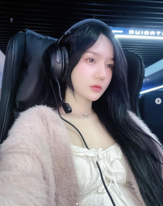 Hot girl phòng net phá khóa phong ấn, tung bộ ảnh "bỏng mắt" - Ảnh 1.