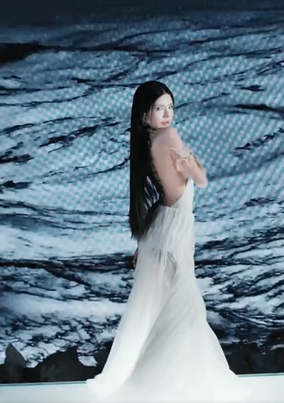 Zoom cận hình ảnh "đắt giá" trong MV tiền tỷ của Mai Dora, fan xuýt xoa, chấm điểm tuyệt đối- Ảnh 4.