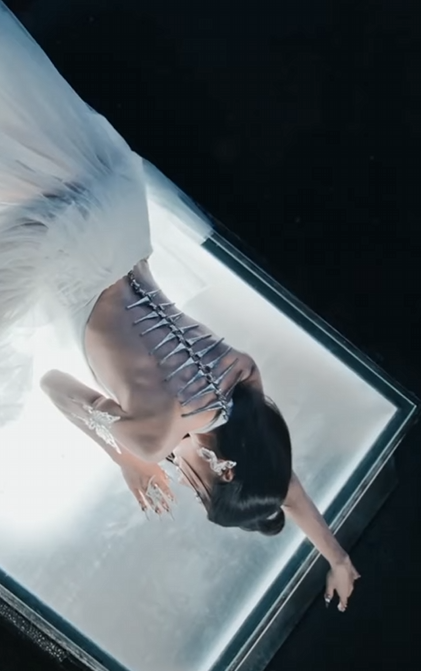 Zoom cận hình ảnh "đắt giá" trong MV tiền tỷ của Mai Dora, fan xuýt xoa, chấm điểm tuyệt đối- Ảnh 6.