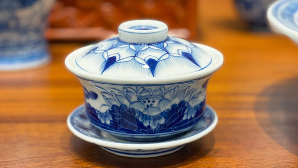 Vật đặt ngay cạnh bát hương nhưng ít được để ý: Nhiều nhà dùng sai cách mà không biết- Ảnh 1.