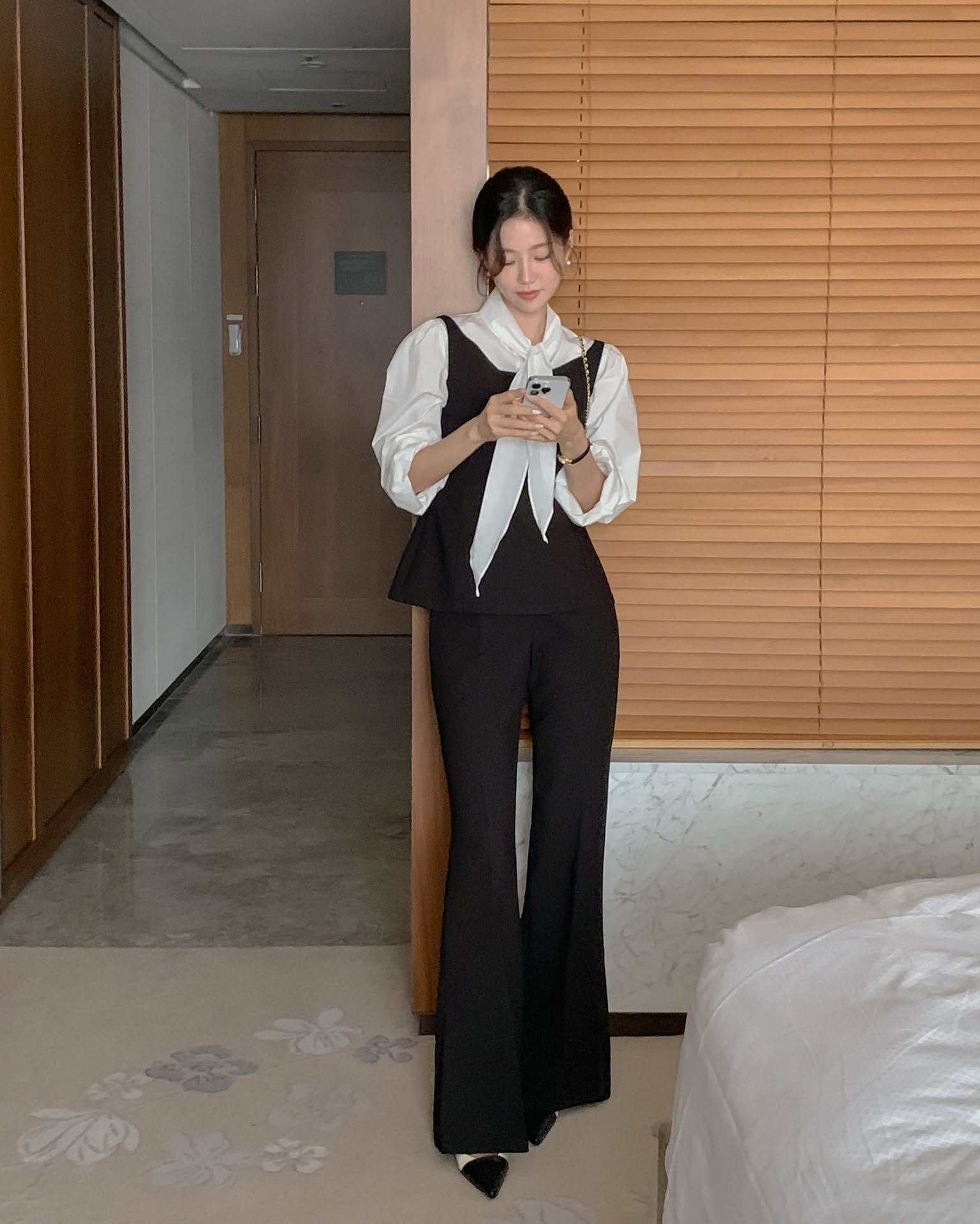 5 cách mặc đồ công sở giúp chị em "hack" vài centimet chiều cao, dáng cũng thon thả hơn- Ảnh 7.