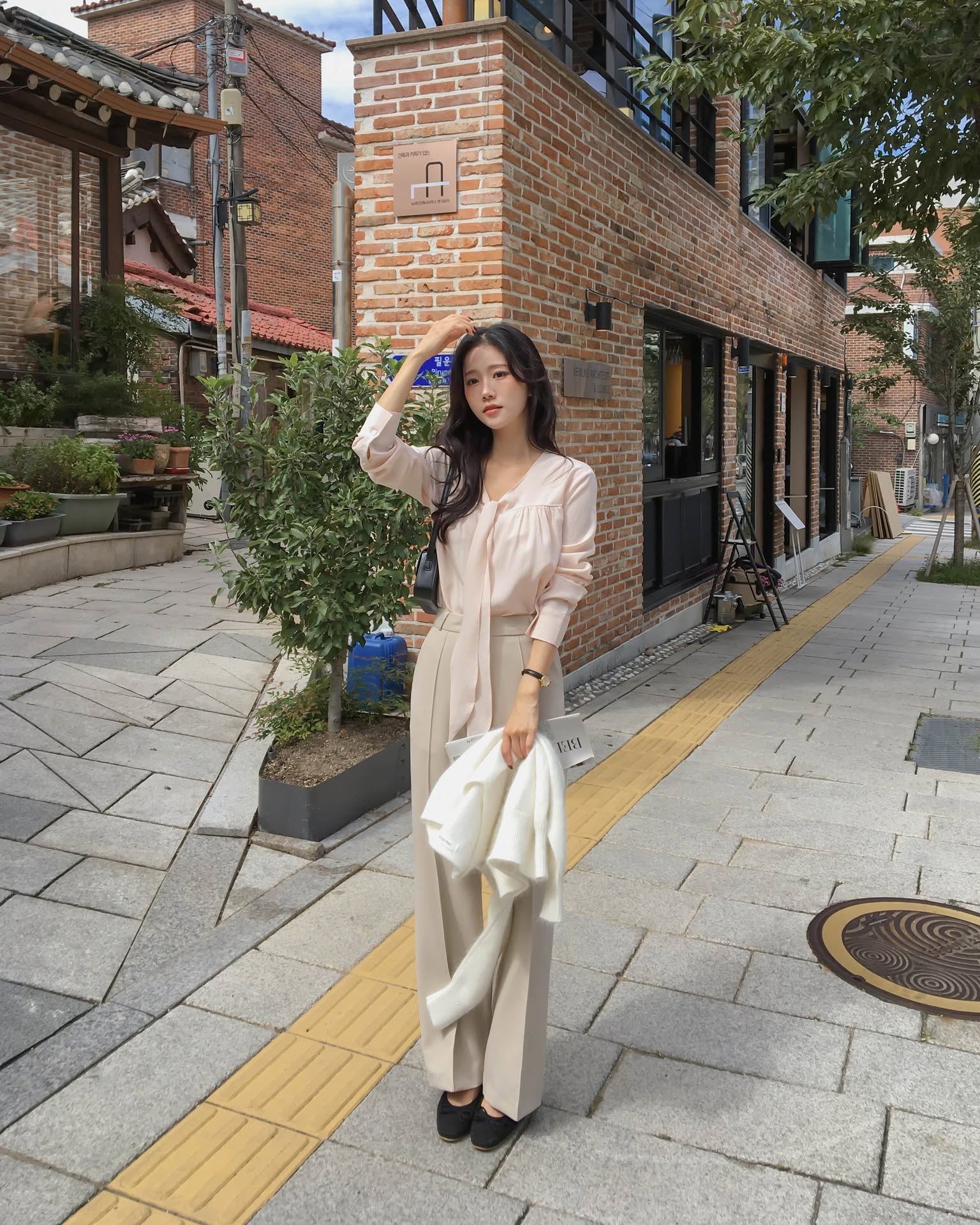 5 cách mặc đồ công sở giúp chị em "hack" vài centimet chiều cao, dáng cũng thon thả hơn- Ảnh 10.