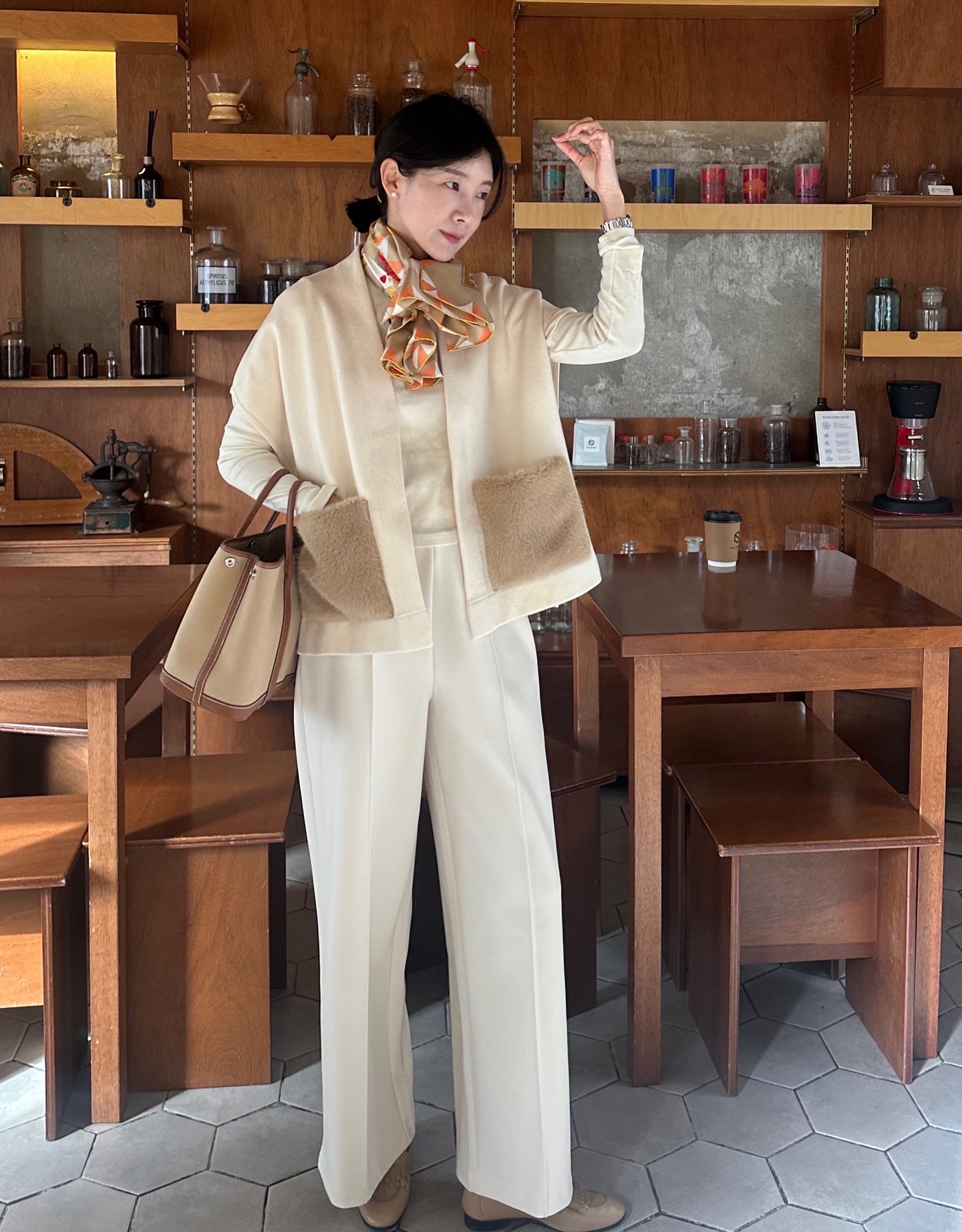 5 món thời trang mix với giày bệt giúp tôn dáng tối ưu- Ảnh 6.