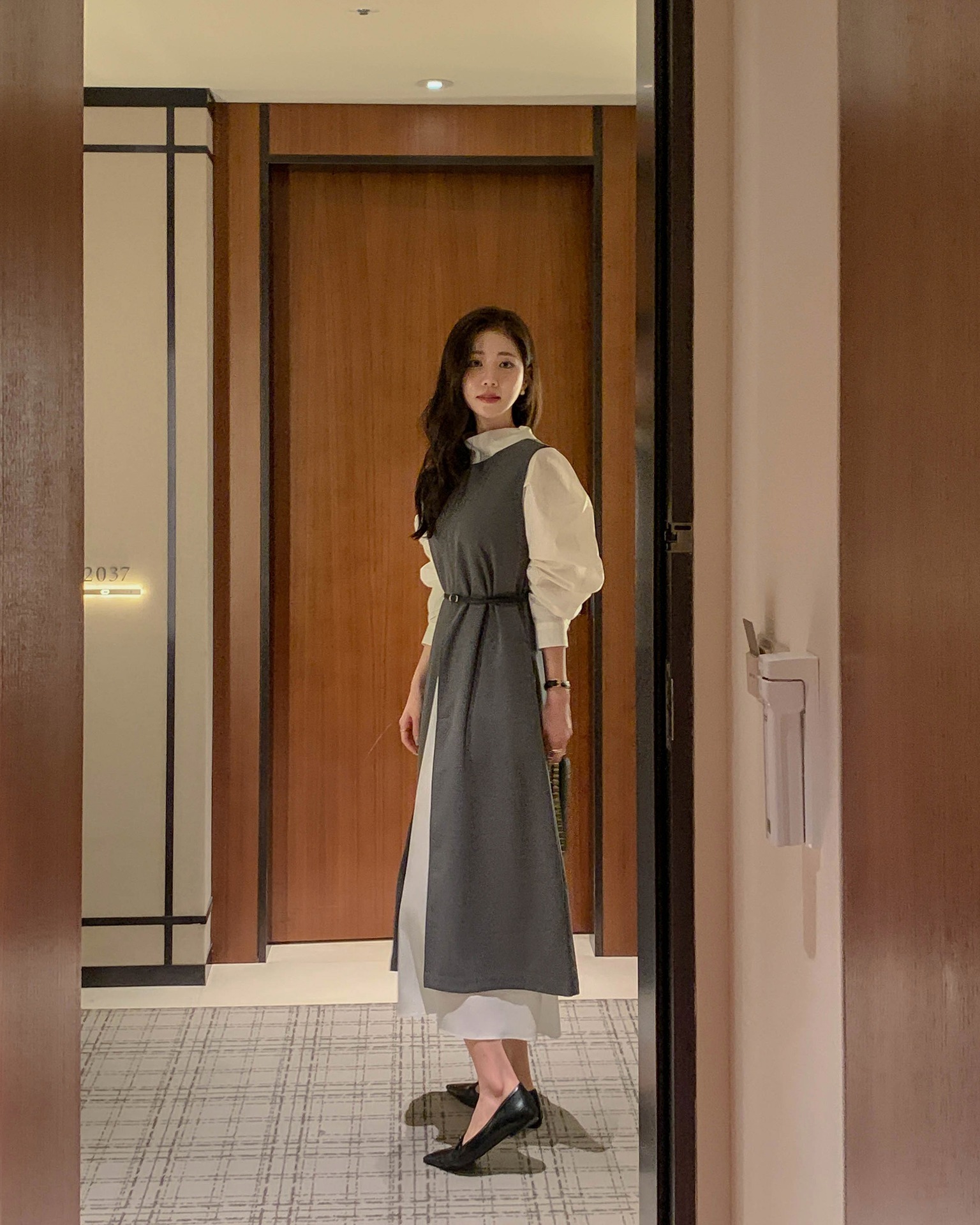 5 món thời trang mix với giày bệt giúp tôn dáng tối ưu- Ảnh 10.