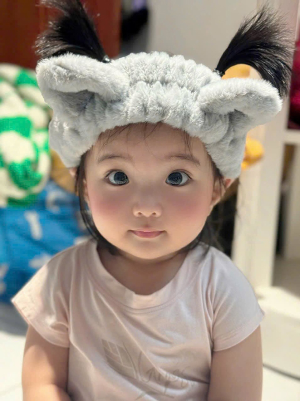 Phan Hiển khoe gen trội cực phẩm của con gái út Lisa, netizen "dội gáo nước lạnh": "Giọt nước cất và giọt nước súp!"- Ảnh 3. Phan Hiển khoe gen trội cực phẩm của con gái út Lisa, netizen "dội gáo nước lạnh": "Giọt nước cất và giọt nước súp!"- Ảnh 3.