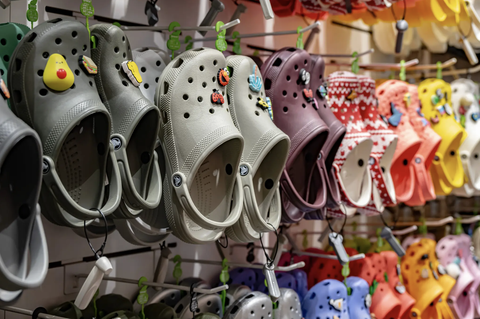 Một sân bay muốn cấm hành khách mặc đồ ngủ và dép crocs?- Ảnh 2.