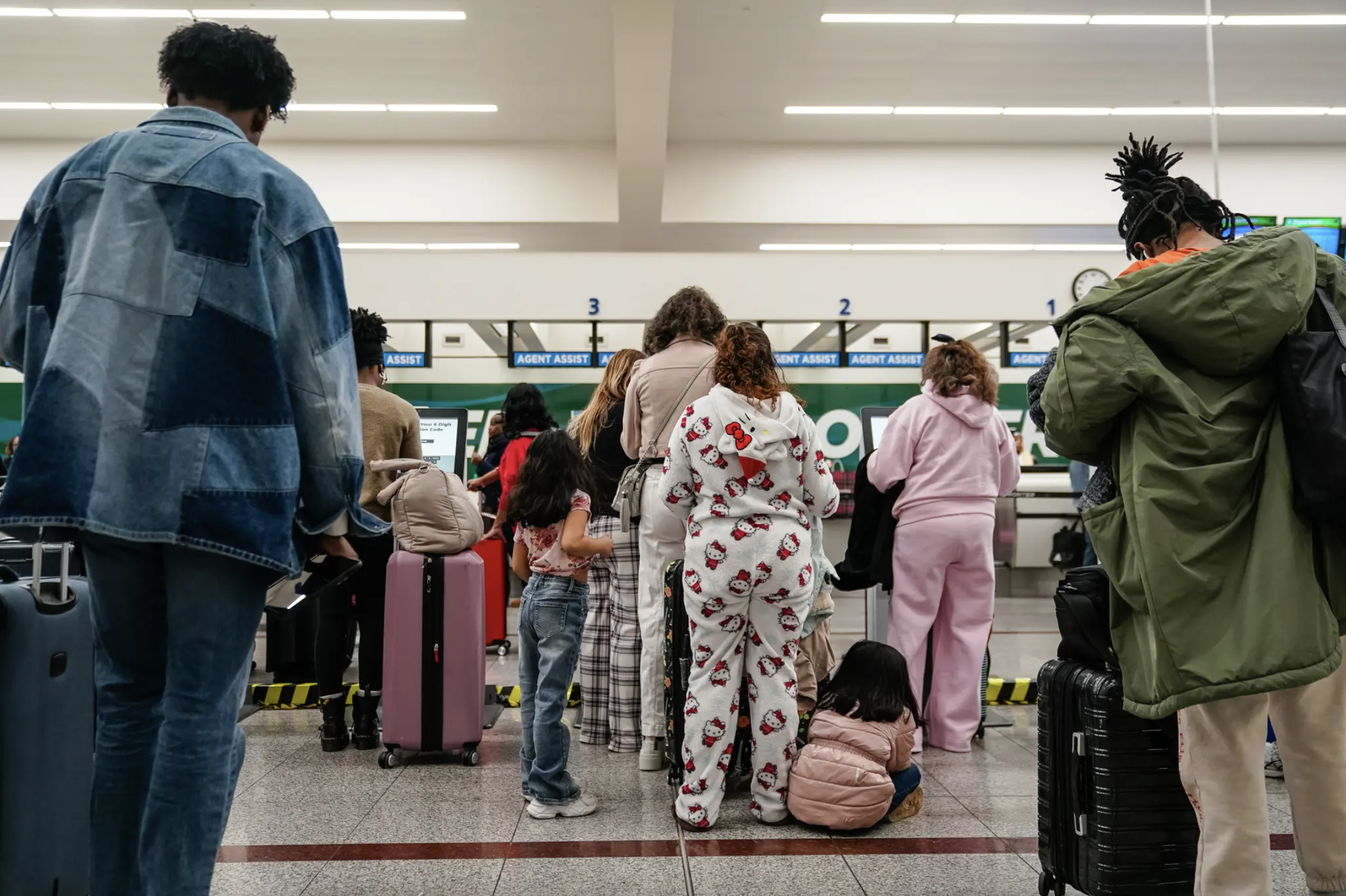 Một sân bay muốn cấm hành khách mặc đồ ngủ và dép crocs?- Ảnh 3.