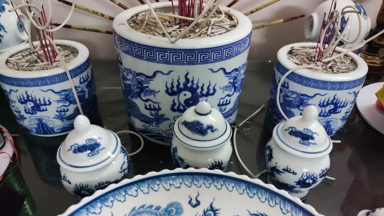 2 thứ quan trọng trên bàn thờ nhưng nhiều người bỏ qua: Không phải bình hoa, khay nước- Ảnh 1.