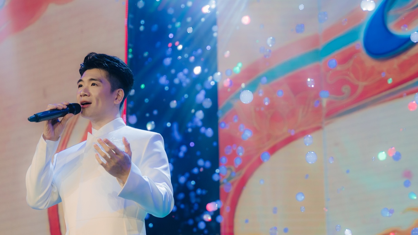 Visual cực đỉnh của Phó Chủ tịch SHB Đỗ Quang Vinh tại chương trình “Khởi” - Ảnh 2.