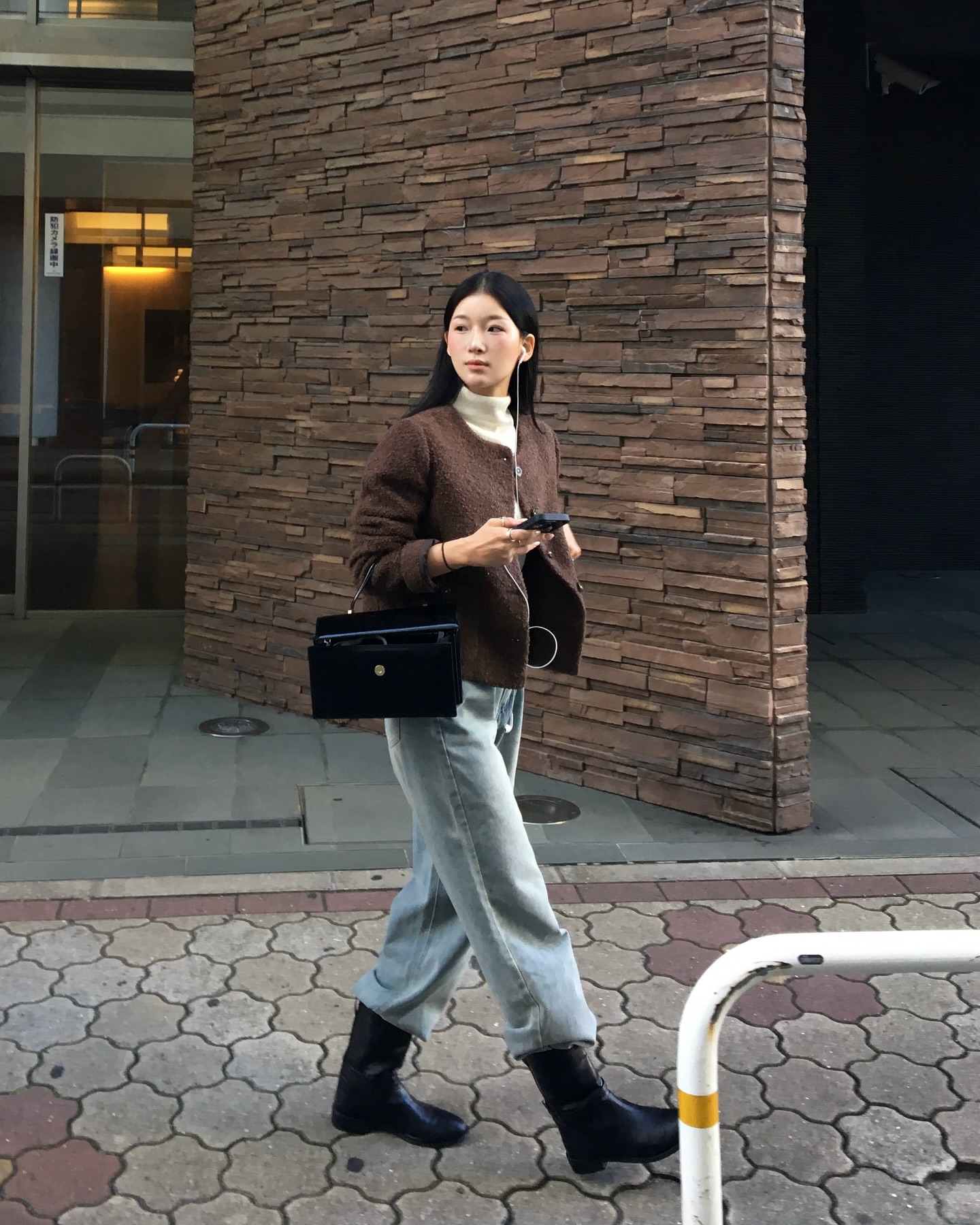 Nàng blogger mặc trang phục màu trung tính mỗi ngày, nhưng set nào cũng đẹp miễn chê- Ảnh 1.