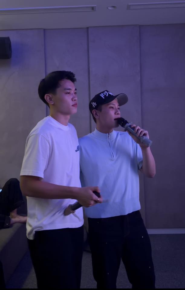 Đình Bắc gây sốt với khoảnh khắc thân thiết bên "người đàn ông khiến anh mất ngủ"- Ảnh 1. Đình Bắc gây sốt với khoảnh khắc thân thiết bên "người đàn ông khiến anh mất ngủ"- Ảnh 1.