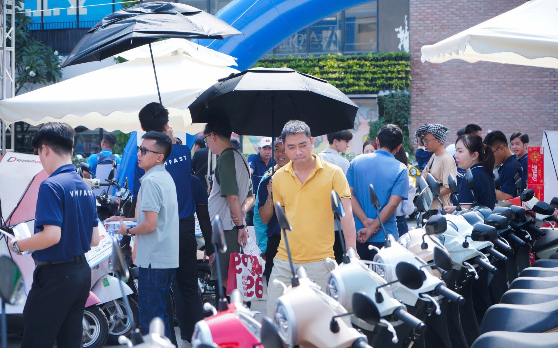 Chuỗi sự kiện "Đổi xăng lấy điện": Khách hàng 3 miền ồ ạt xuống tiền chốt xe máy điện VinFast- Ảnh 1.