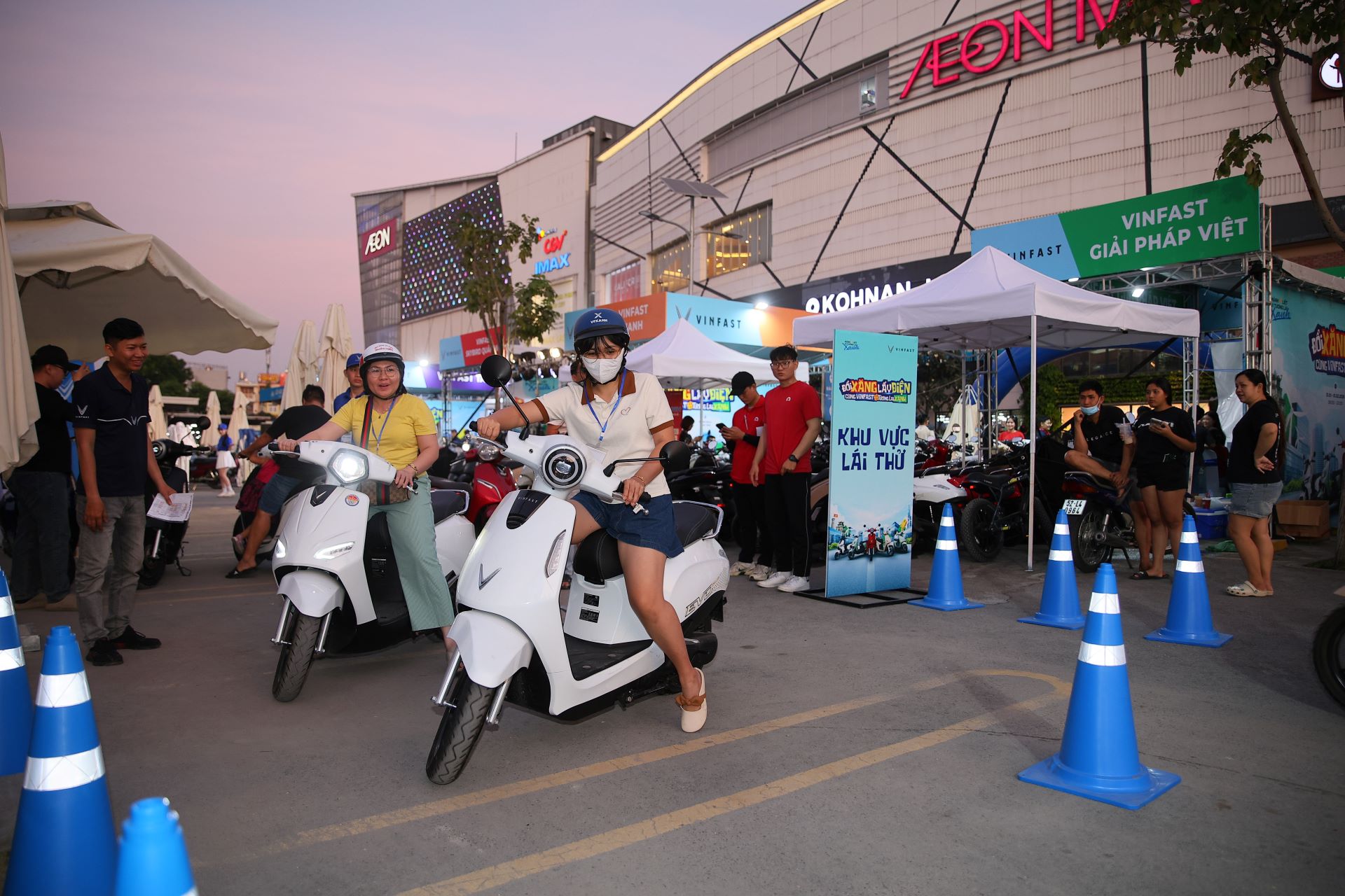 Chuỗi sự kiện "Đổi xăng lấy điện": Khách hàng 3 miền ồ ạt xuống tiền chốt xe máy điện VinFast- Ảnh 2.