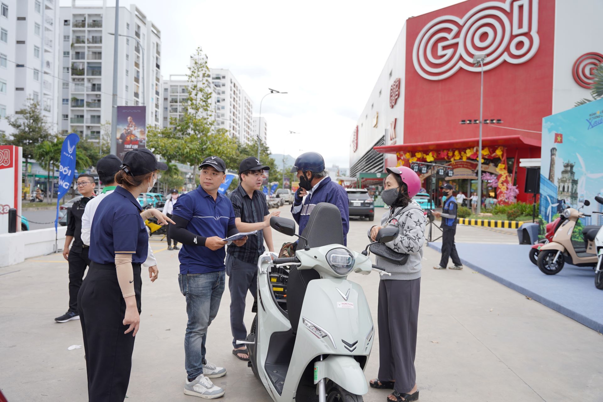 Chuỗi sự kiện "Đổi xăng lấy điện": Khách hàng 3 miền ồ ạt xuống tiền chốt xe máy điện VinFast- Ảnh 3.