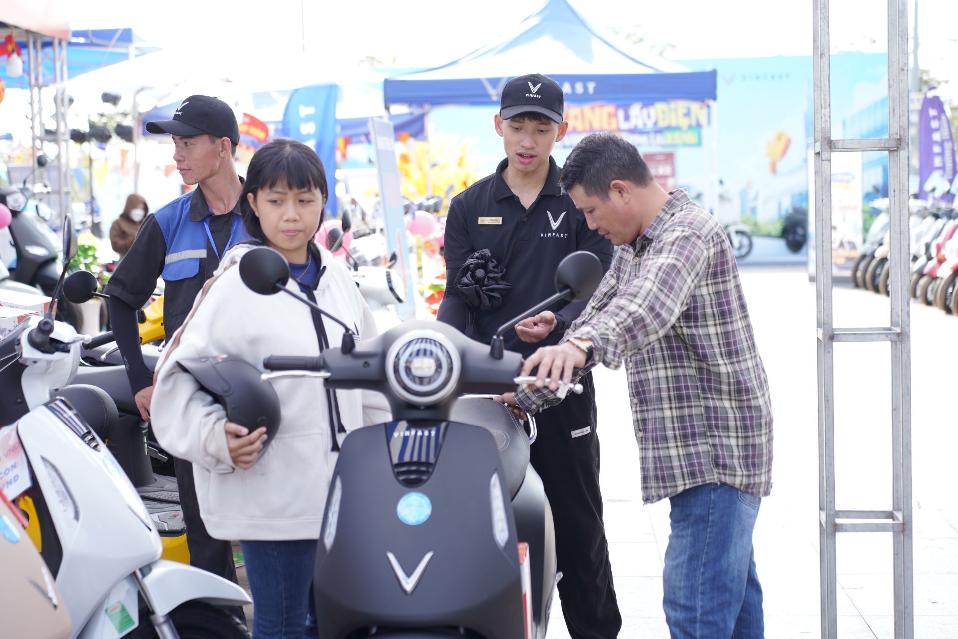 Chuỗi sự kiện "Đổi xăng lấy điện": Khách hàng 3 miền ồ ạt xuống tiền chốt xe máy điện VinFast- Ảnh 4.