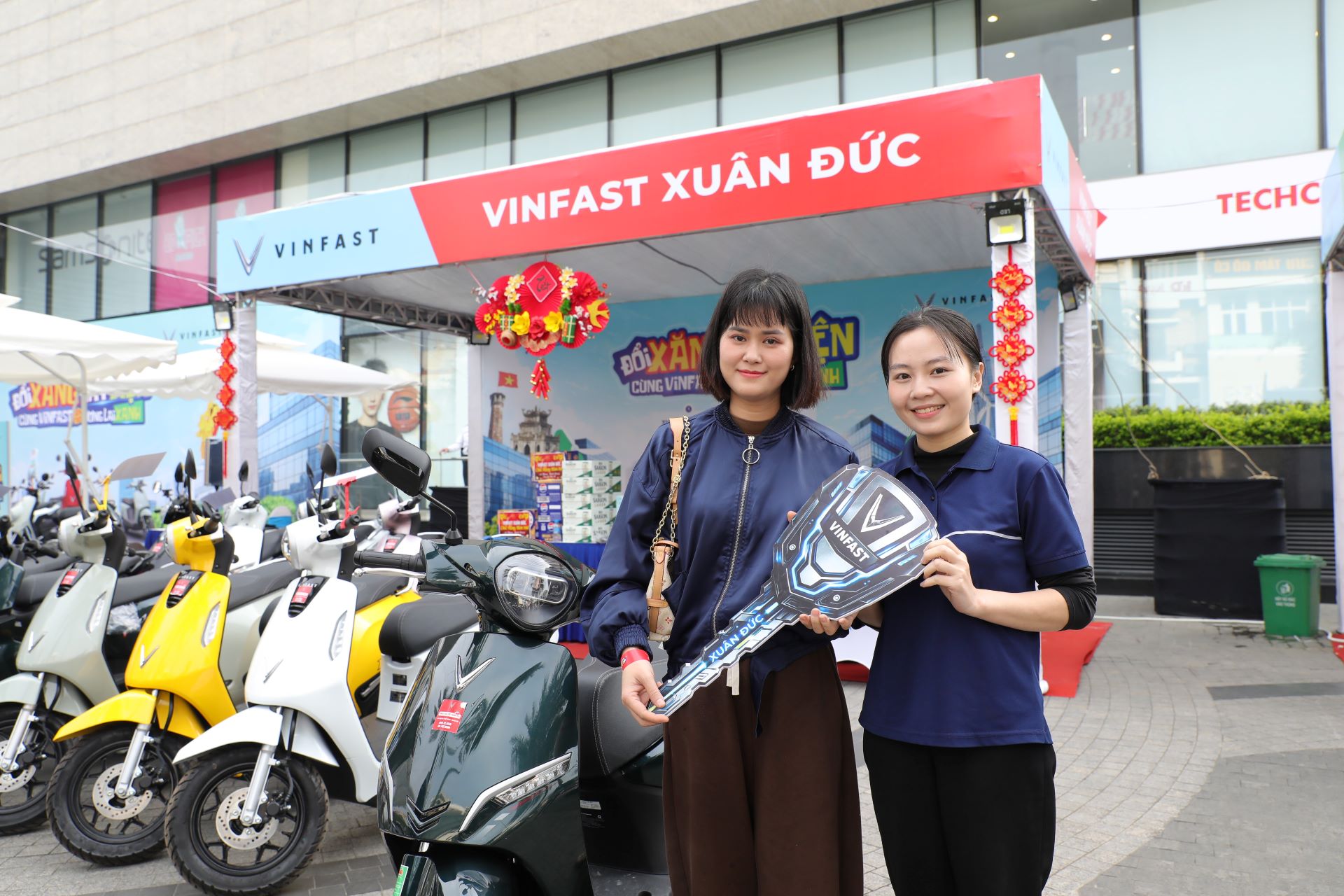 Chuỗi sự kiện "Đổi xăng lấy điện": Khách hàng 3 miền ồ ạt xuống tiền chốt xe máy điện VinFast- Ảnh 5.