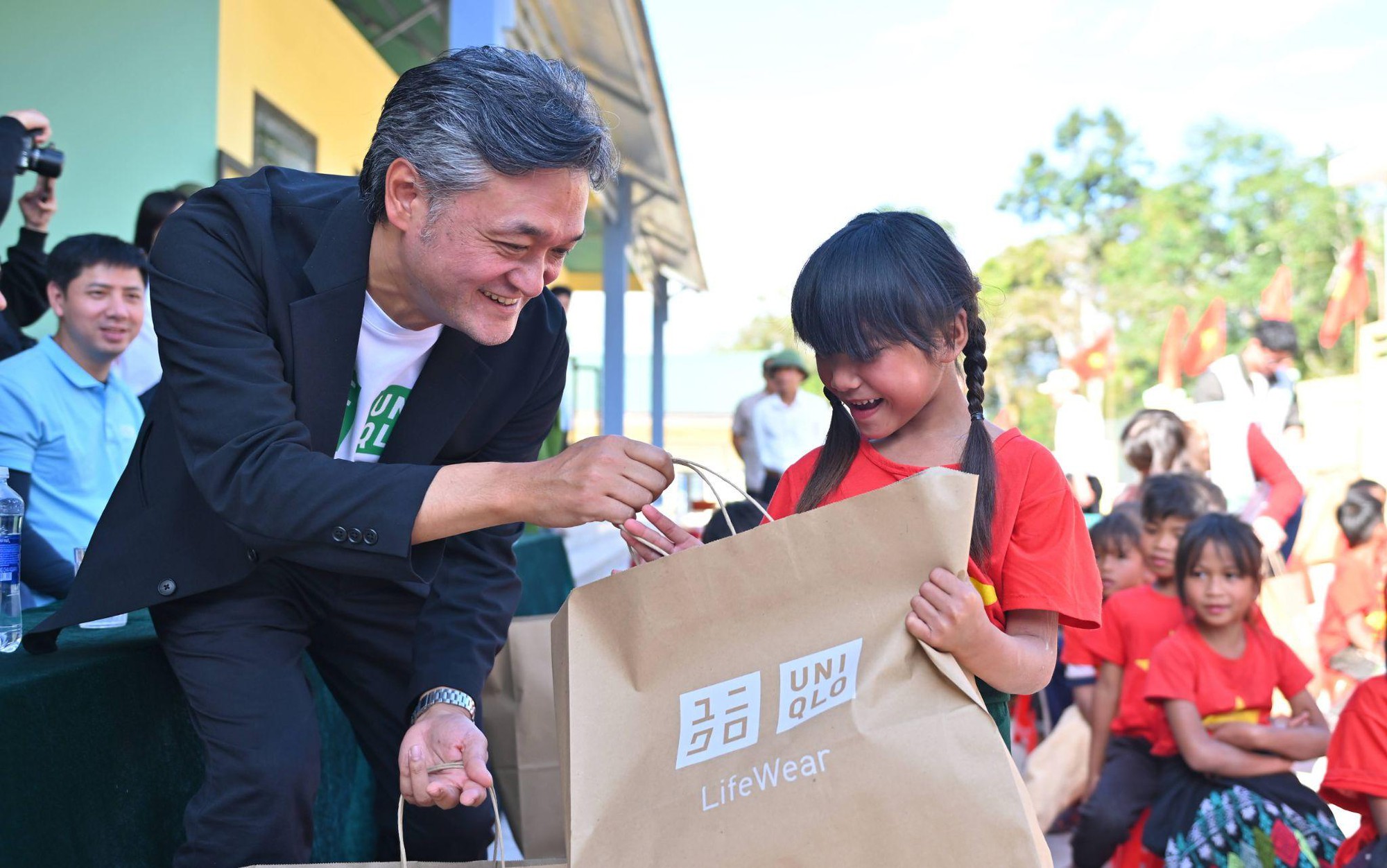 UNIQLO mang áo ấm đến với trẻ em và người dân Thượng Trạch và Phong Nha- Ảnh 3.