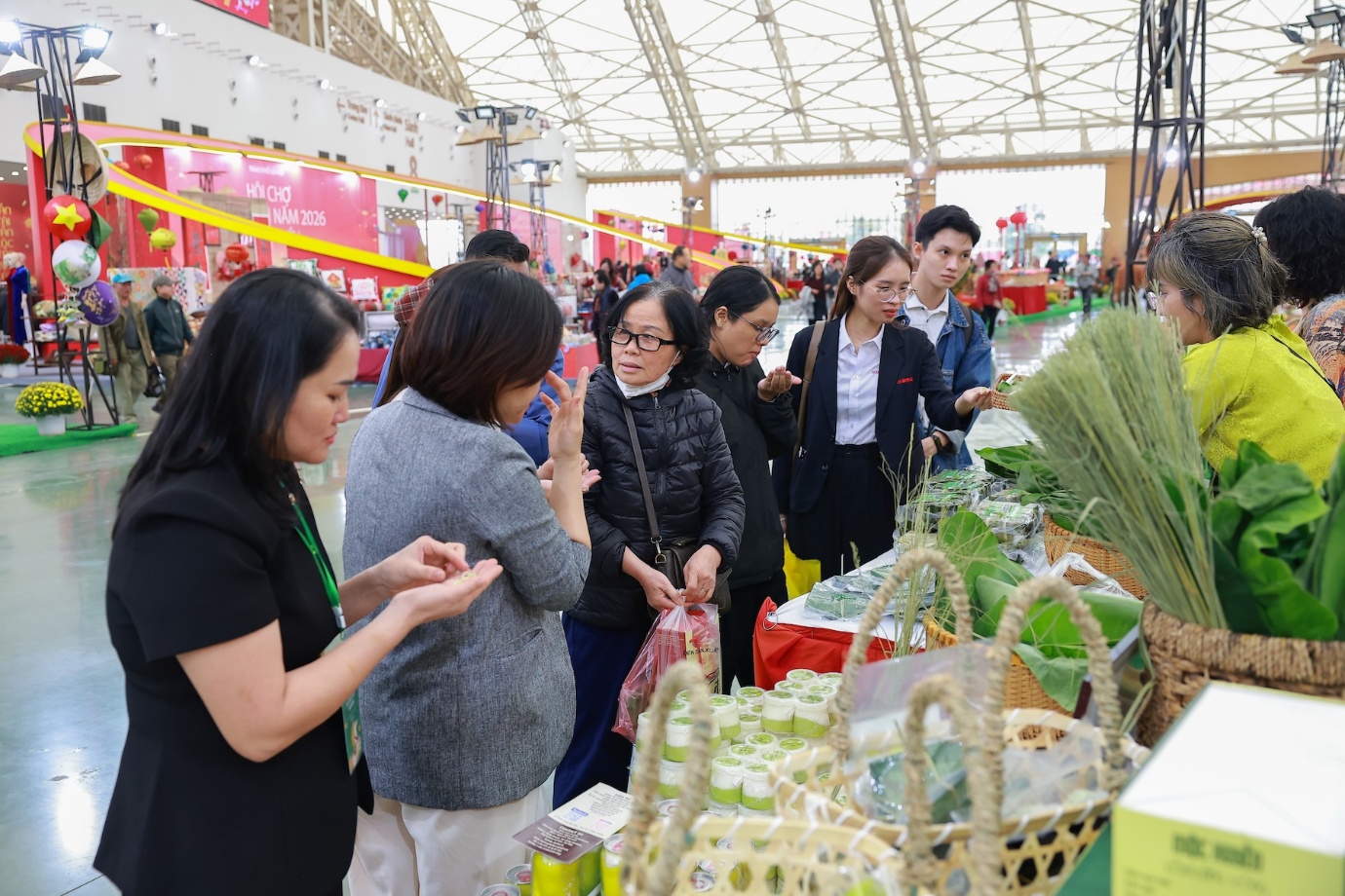 Hàng vạn du khách đổ về VEC trong ngày đầu khai mạc Hội chợ Mùa Xuân 2026- Ảnh 4. Hàng vạn du khách đổ về VEC trong ngày đầu khai mạc Hội chợ Mùa Xuân 2026- Ảnh 4.
