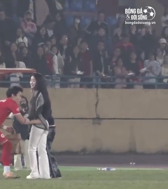 10 giây của Đình Bắc và Chu Thanh Huyền đang viral: "Cậu ấy lễ phép quá"- Ảnh 3. 10 giây của Đình Bắc và Chu Thanh Huyền đang viral: "Cậu ấy lễ phép quá"- Ảnh 3.