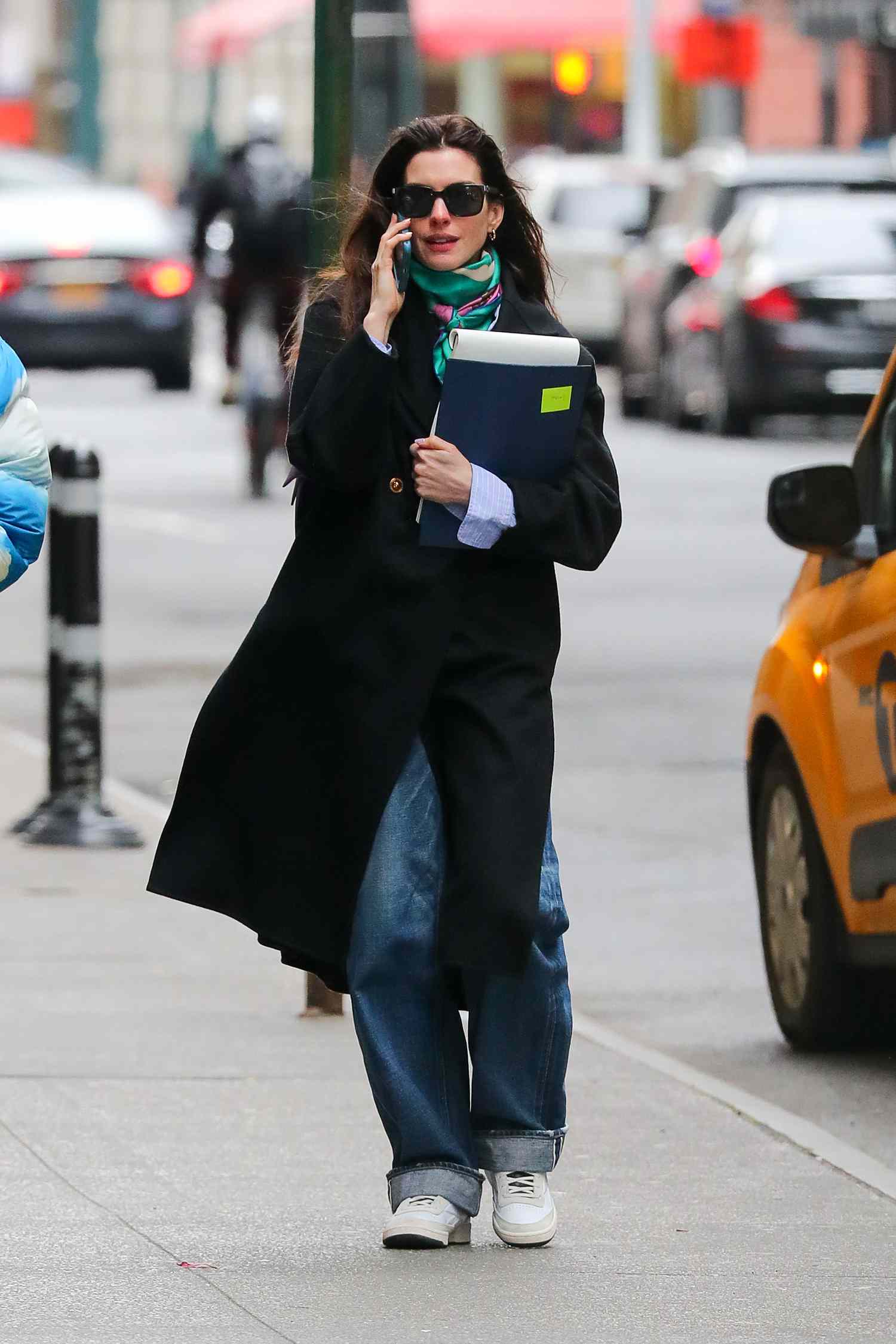 Anne Hathaway ở tuổi 44: Mặc quần jeans đẹp bất bại với 4 công thức- Ảnh 3.