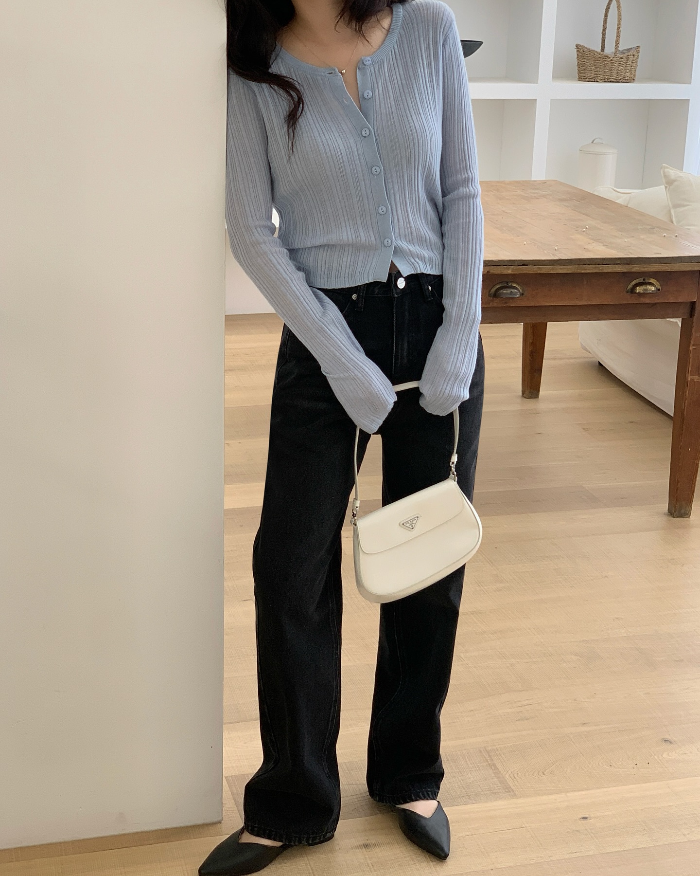 5 công thức mix quần đen chứng minh mặc càng đơn giản càng sang- Ảnh 3.