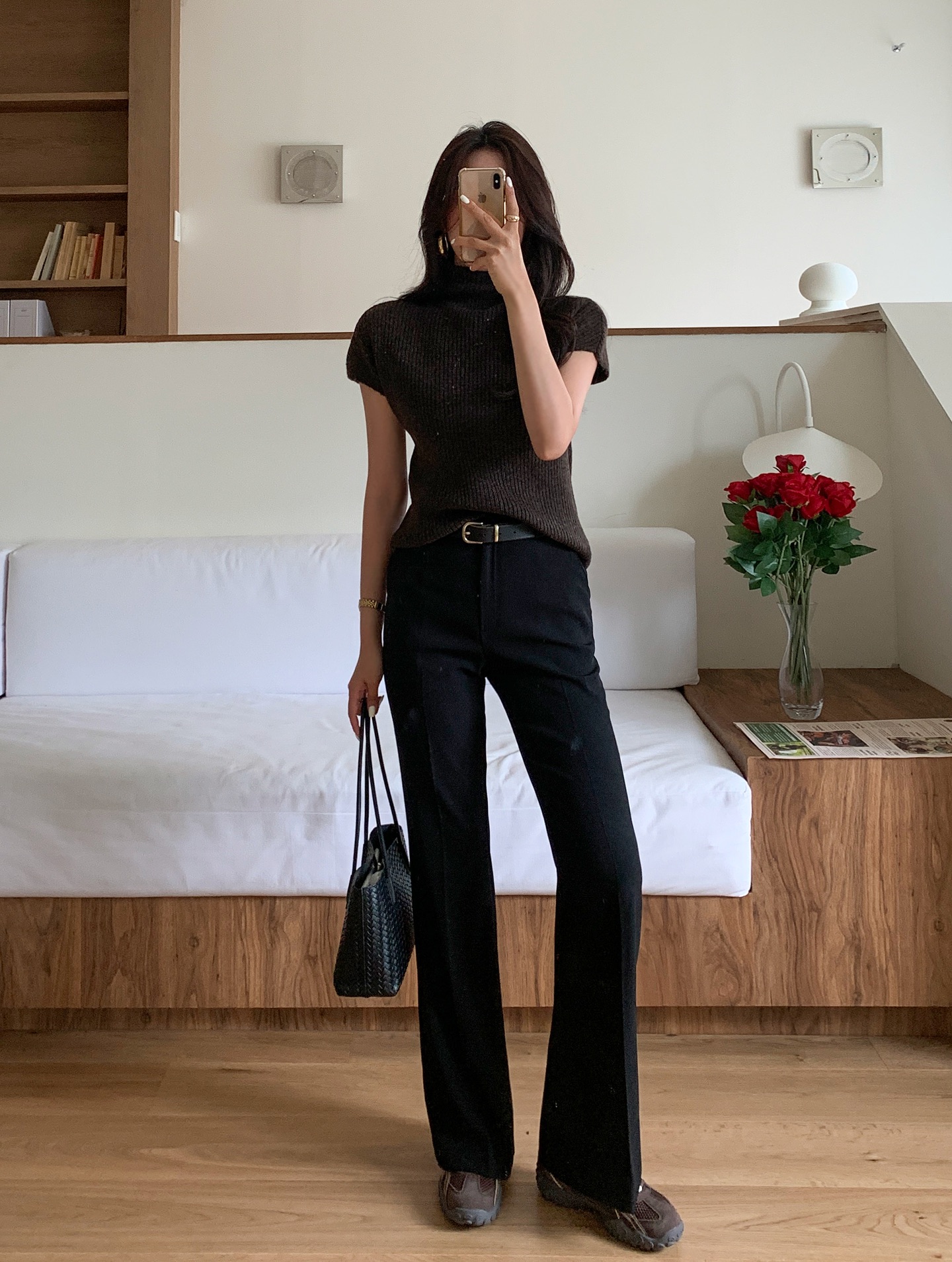 5 công thức mix quần đen chứng minh mặc càng đơn giản càng sang- Ảnh 2.