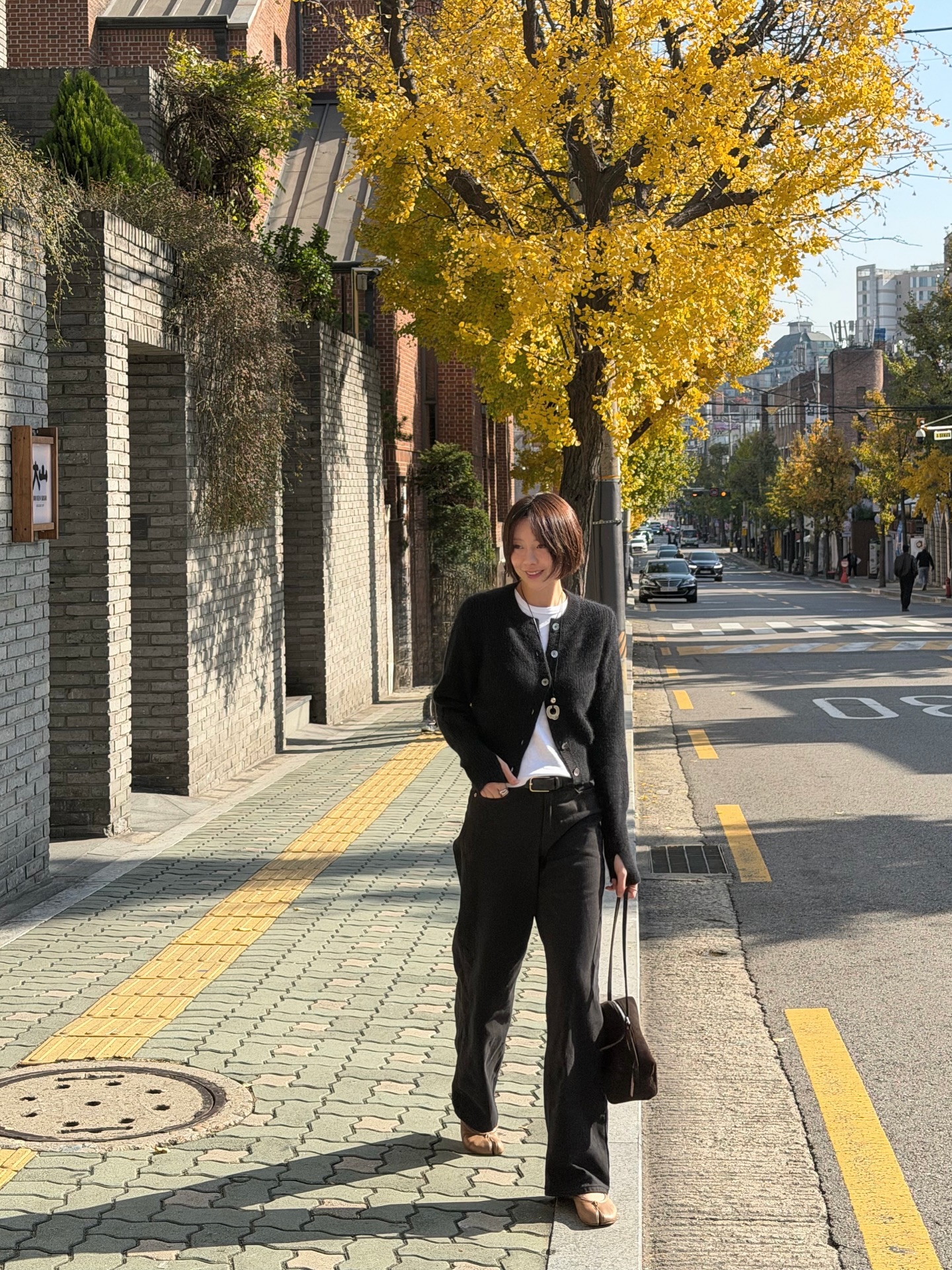 5 công thức mix quần đen chứng minh mặc càng đơn giản càng sang- Ảnh 12.