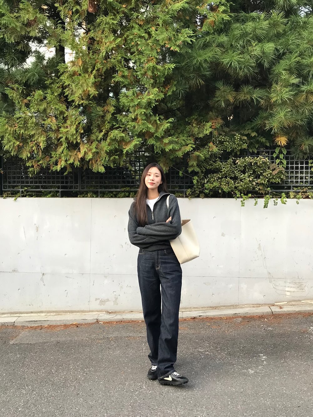 5 công thức mix quần đen chứng minh mặc càng đơn giản càng sang- Ảnh 11.