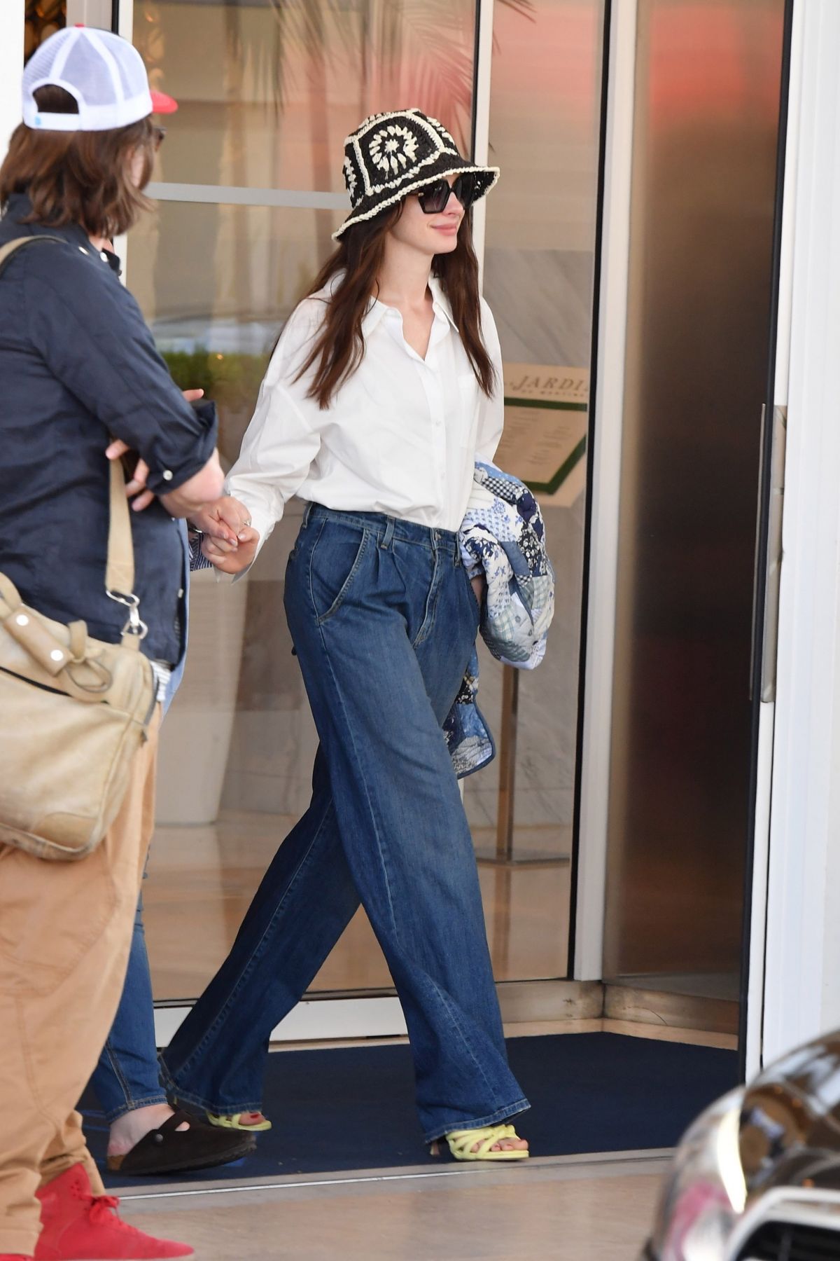 Anne Hathaway ở tuổi 44: Mặc quần jeans đẹp bất bại với 4 công thức- Ảnh 8.