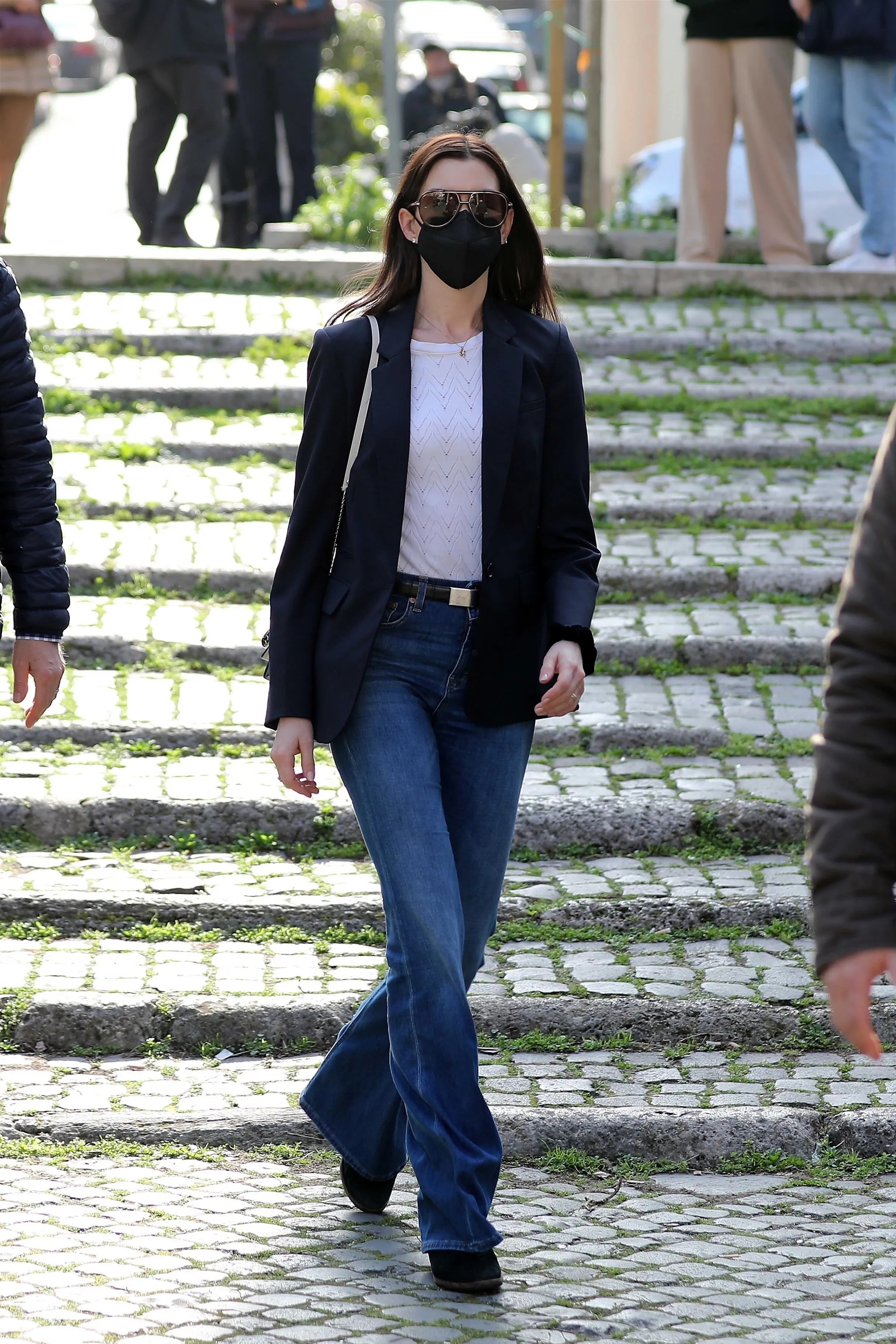 Anne Hathaway ở tuổi 44: Mặc quần jeans đẹp bất bại với 4 công thức- Ảnh 2.