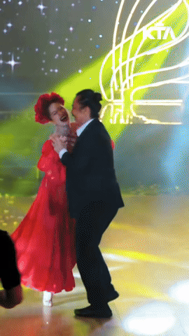 Khánh Thi thoải mái khiêu vũ cùng Chí Anh, Phan Hiển có thái độ thế nào mà dân tình khen nức nở?- Ảnh 1.