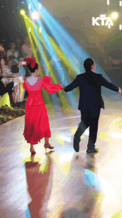 Khánh Thi thoải mái khiêu vũ cùng Chí Anh, Phan Hiển có thái độ thế nào mà dân tình khen nức nở?- Ảnh 2.