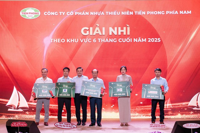Tiền Phong Nam vinh danh 34 nhà phân phối tiêu biểu khu vực phía Nam- Ảnh 2.
