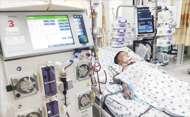 B&eacute; 5 th&aacute;ng tuổi tổn thương gan nghi&ecirc;m trọng v&igrave; người lớn d&ugrave;ng đũa chấm v&agrave;o rượu cho b&eacute; nếm thử- Ảnh 1.