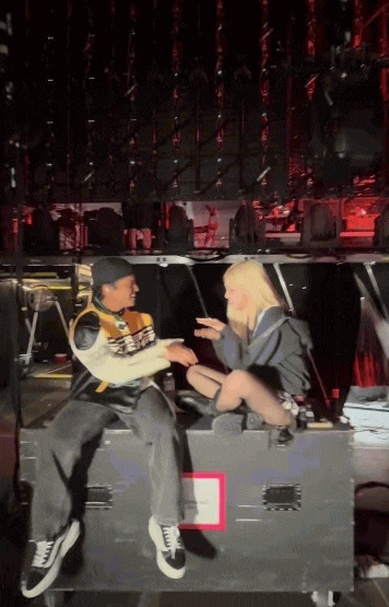 Bruno Mars cứu Rosé (BLACKPINK) 1 “mạng”- Ảnh 5. Bruno Mars cứu Rosé (BLACKPINK) 1 “mạng”- Ảnh 5.